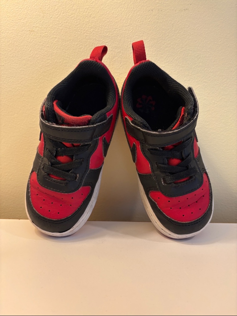 Nike Boys 8C Black & Red Sneakers with Hook-and-Loop Strap - Picture 2 of 5